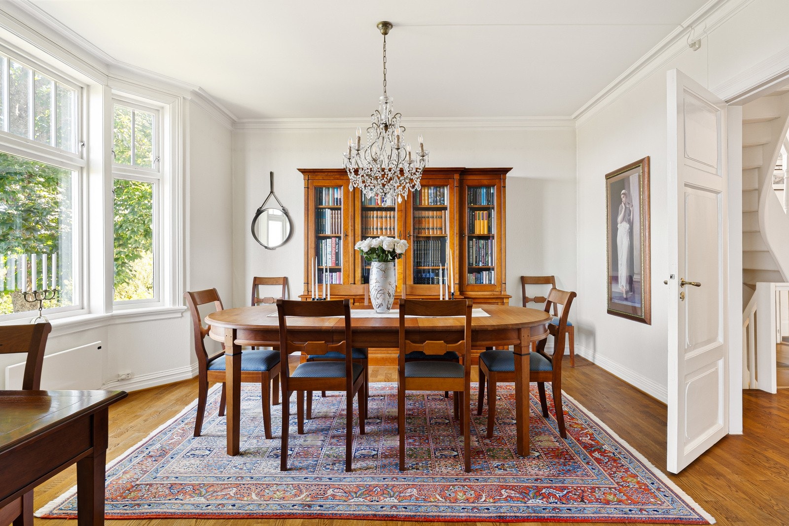 Spisestuen er målt til 19 kvm som er det perfekte sted å invitere både venner og familie over på hyggelige sammenkomster. Galleribilde