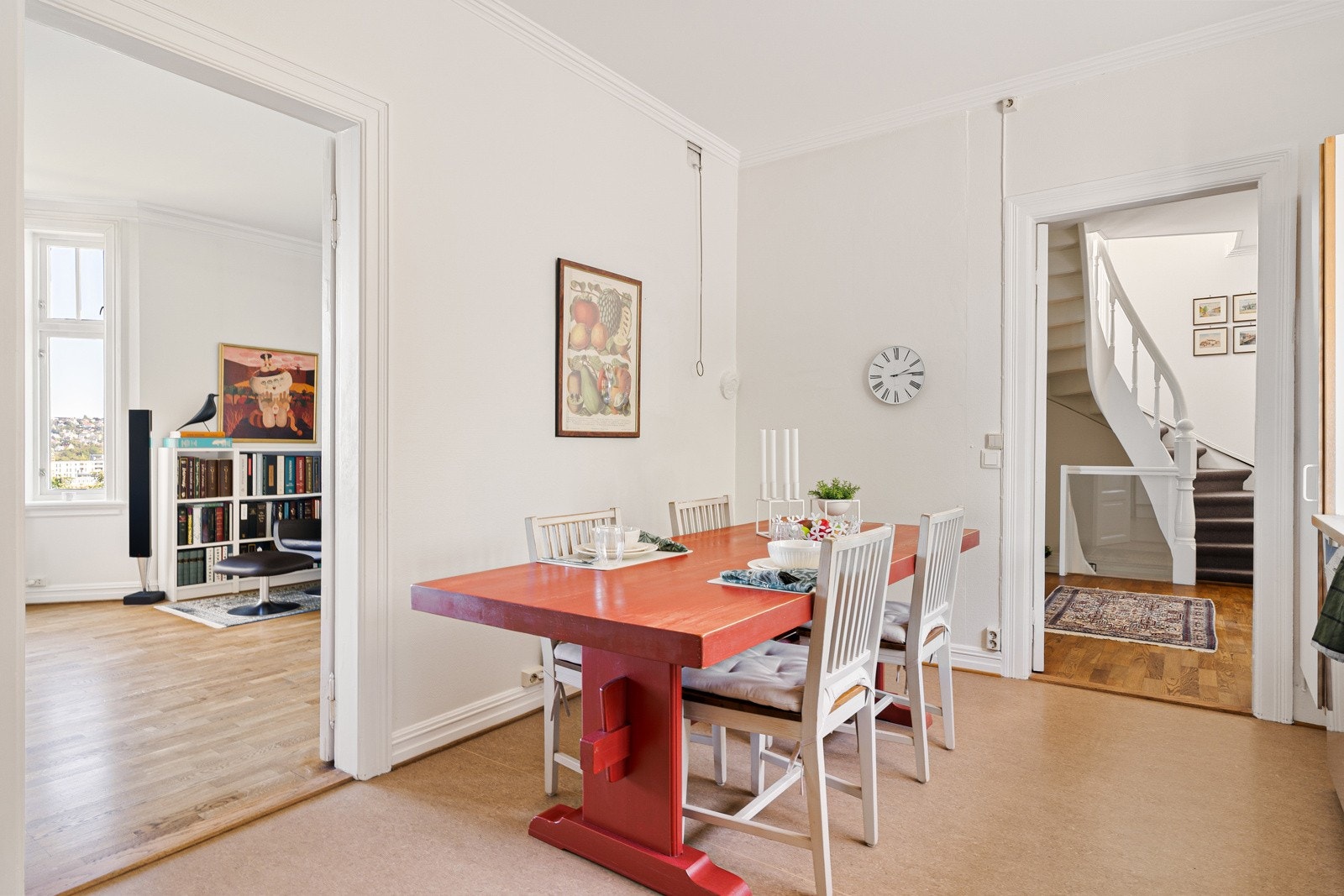 På kjøkkenet har man i tillegg plass til en hyggelig spisesone. Galleribilde