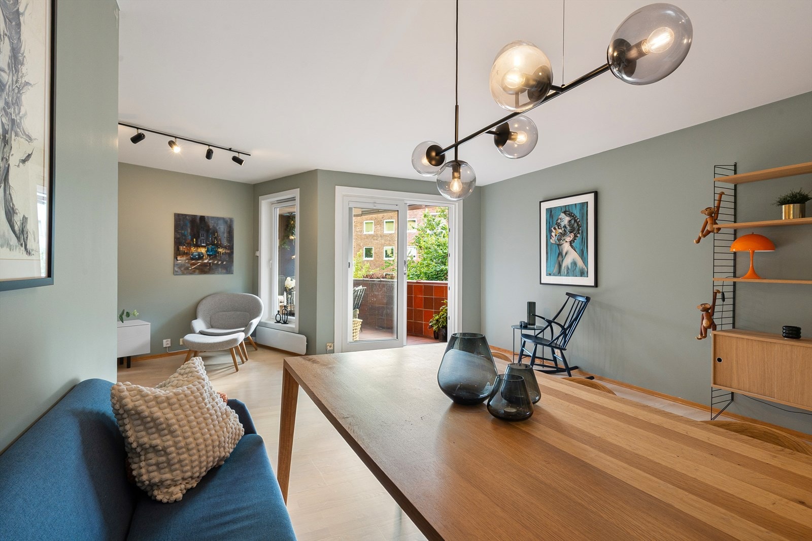 Leiligheten ligger i 3. etasje og inneholder entré, gang, tre soverom, kjøkken, bad, toalett, spisestue og stue. Galleribilde