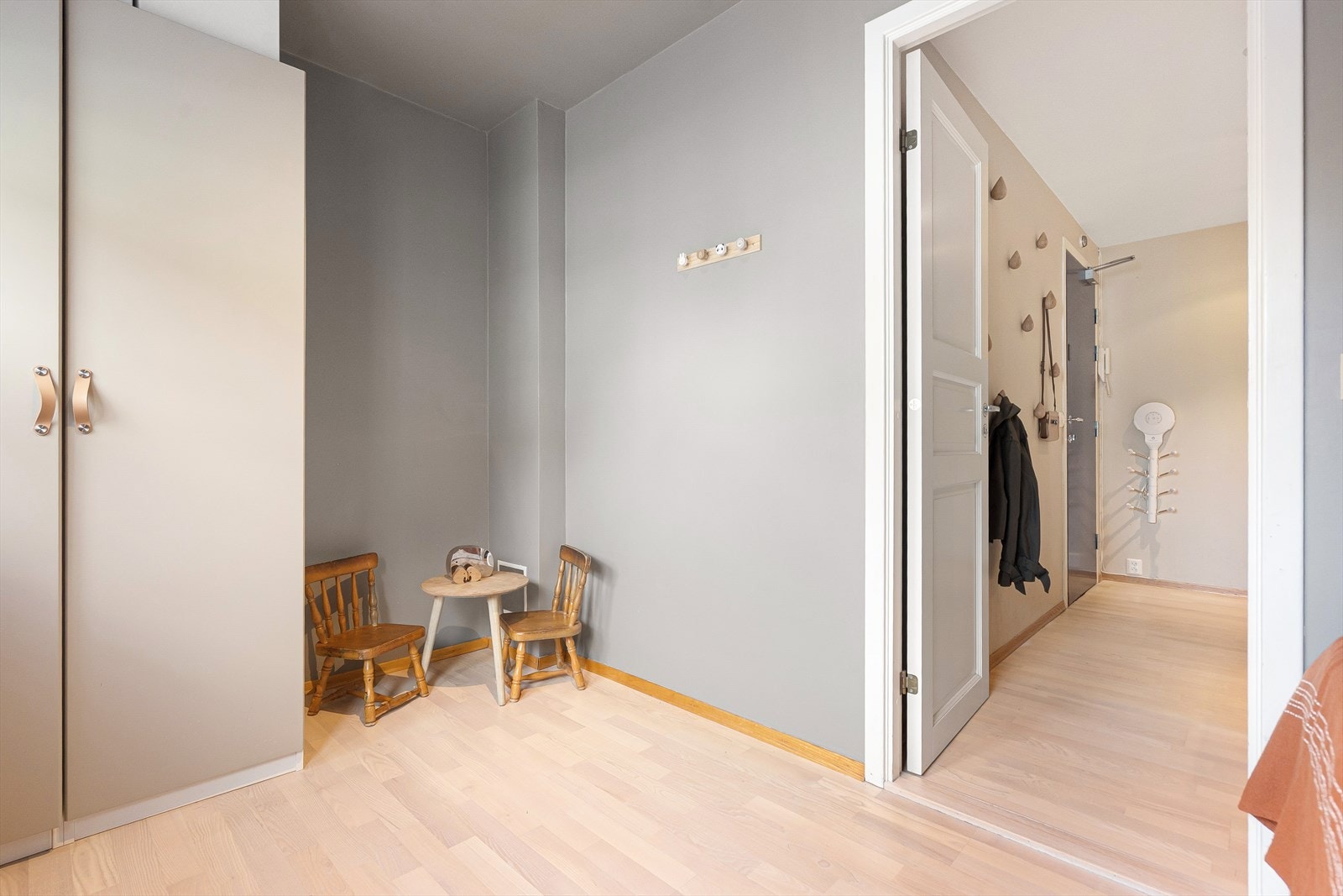 Begge rommene har plass til seng, skrivepult og skap. Galleribilde