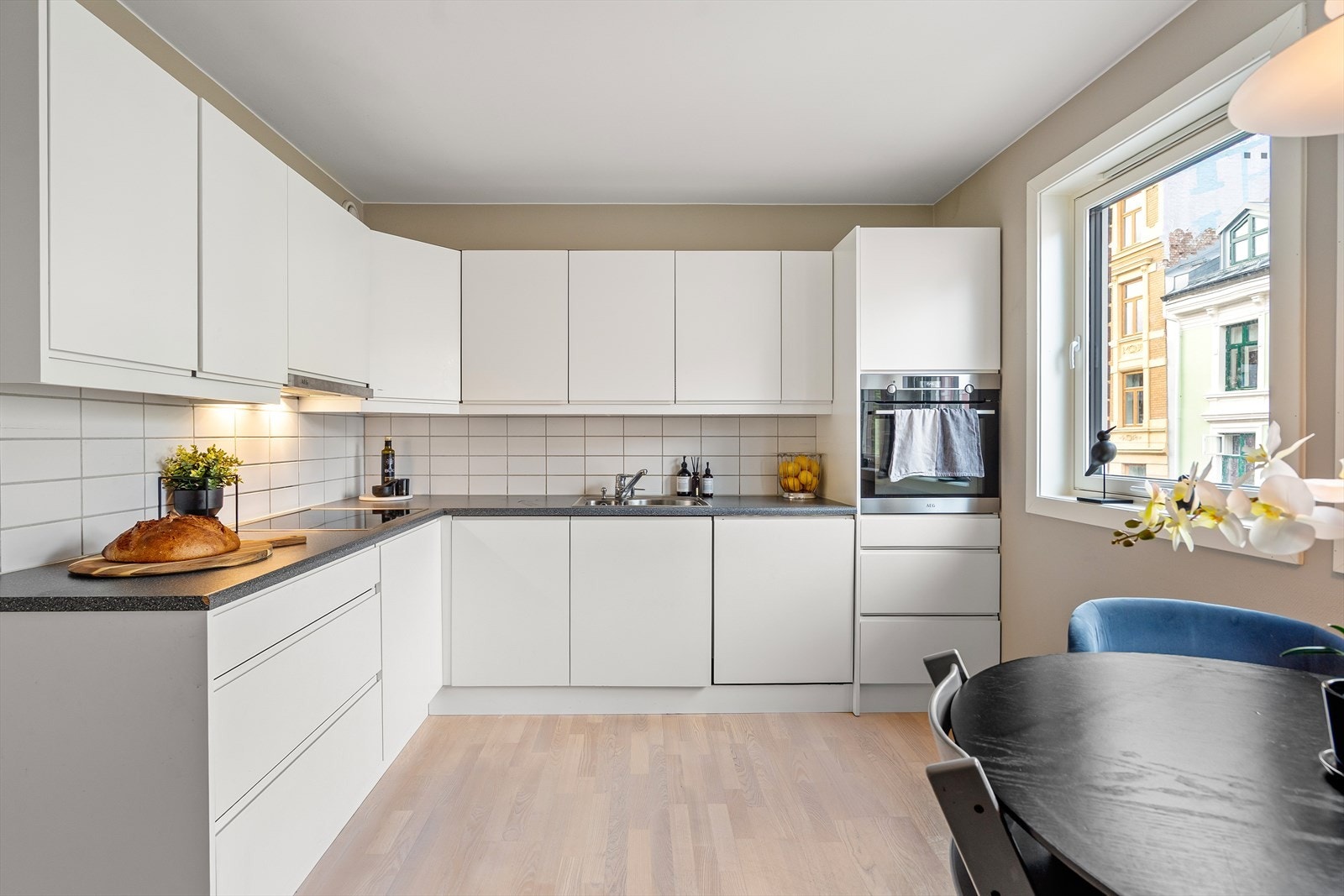 Kjøkkenet ble oppgradert i 2020, og har glatte fronter, fliser på vegg over kjøkkenbenk og benkeplate i laminat. Det er integrert stekeovn, platetopp og oppvaskmaskin (2024) samt frittstående kjøl/fryseskap. Galleribilde