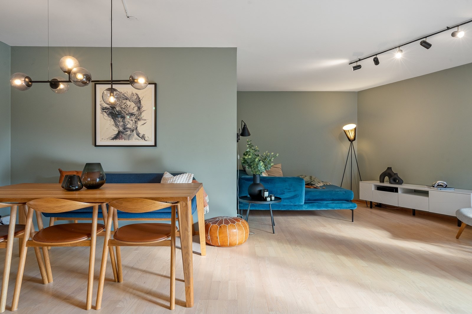 I stuen er det god plass til både stor sofagruppe med tilhørende sofabord og tv-møblement samt egen spiseavdeling. Galleribilde