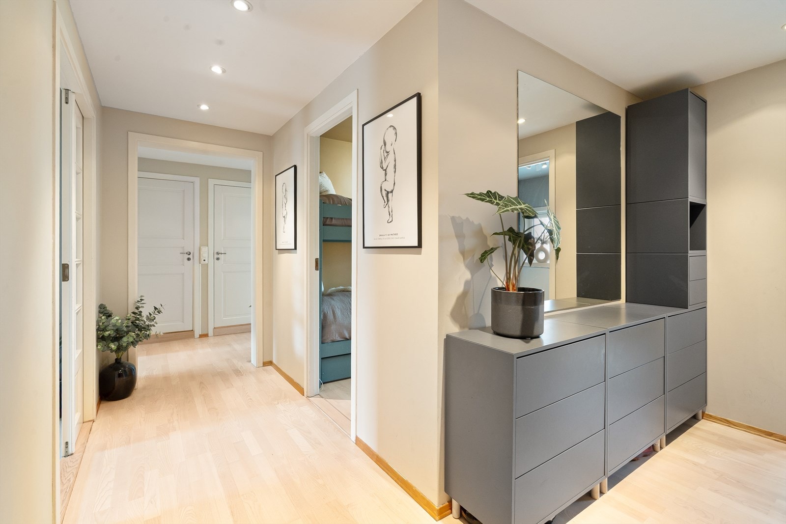 Inngangspartiet har god plass til kommode, knagger og skohylle for oppbevaring av yttertøy. Galleribilde