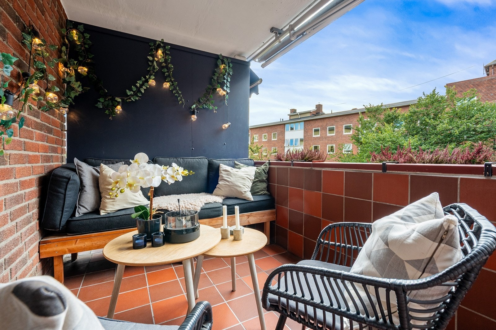 Fra stuen er det utgang til en sydvestvendt balkong på ca. 7 kvm. Her er det gode lys- og solforhold og rolig beliggenhet mot stille gårdsrom. Galleribilde