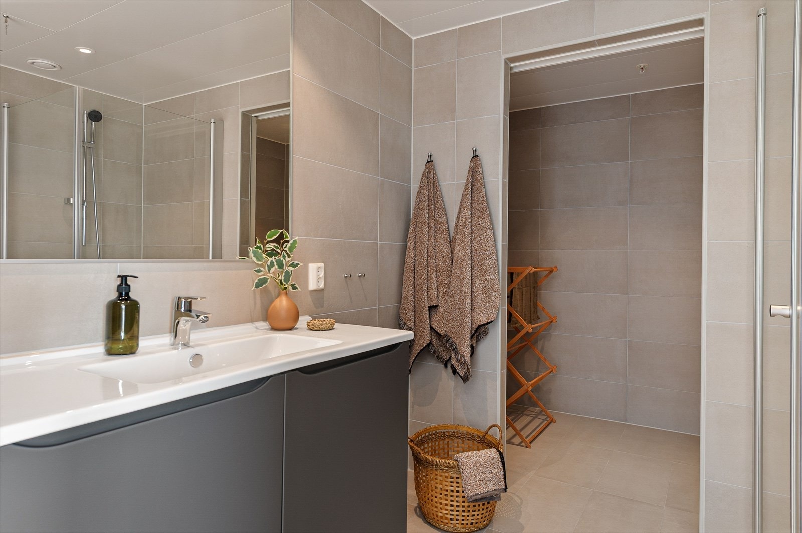 Adskilt vaskeromsdel innenfor bad. Galleribilde