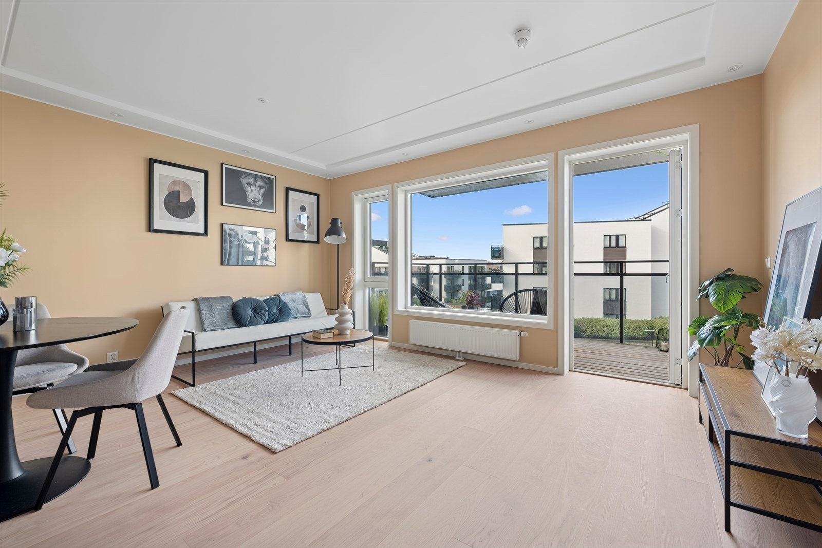 Stuen har god plass til både spisebord og sofagruppe. Galleribilde