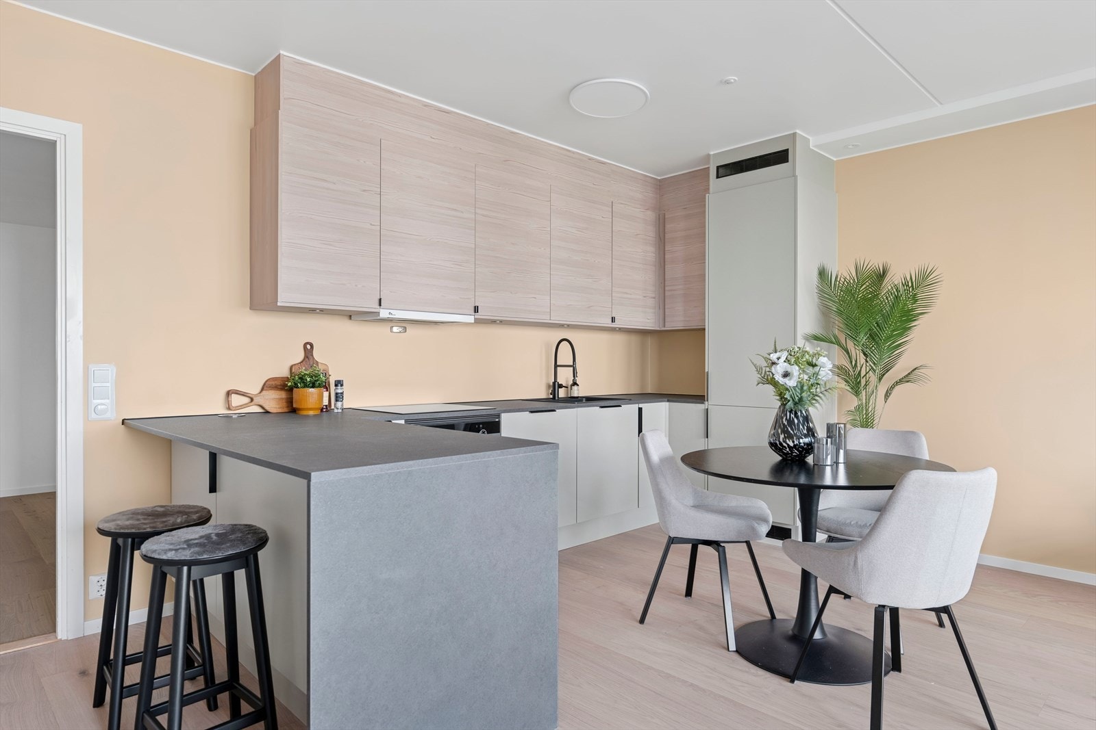 Kjøkkenet er innholdsrikt med mye skap- og benkplass. Praktisk kjøkkenøy. Galleribilde