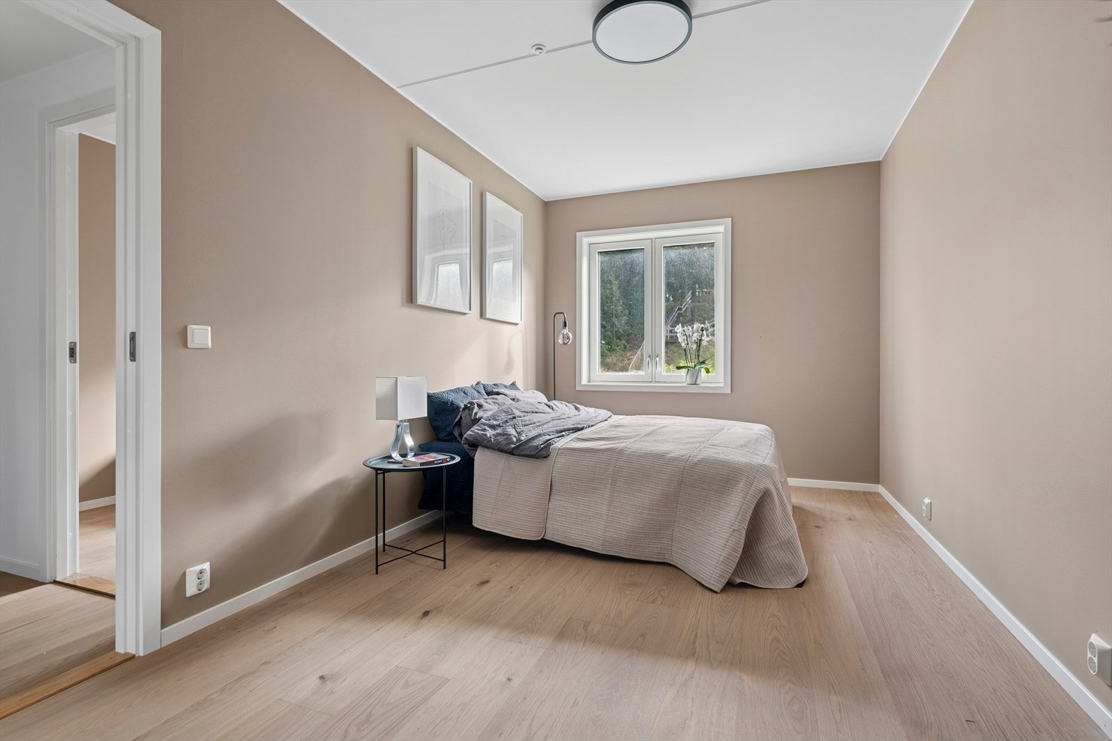 Soverom 1 av god størrelse i tilknytning til walk-in closet. Galleribilde