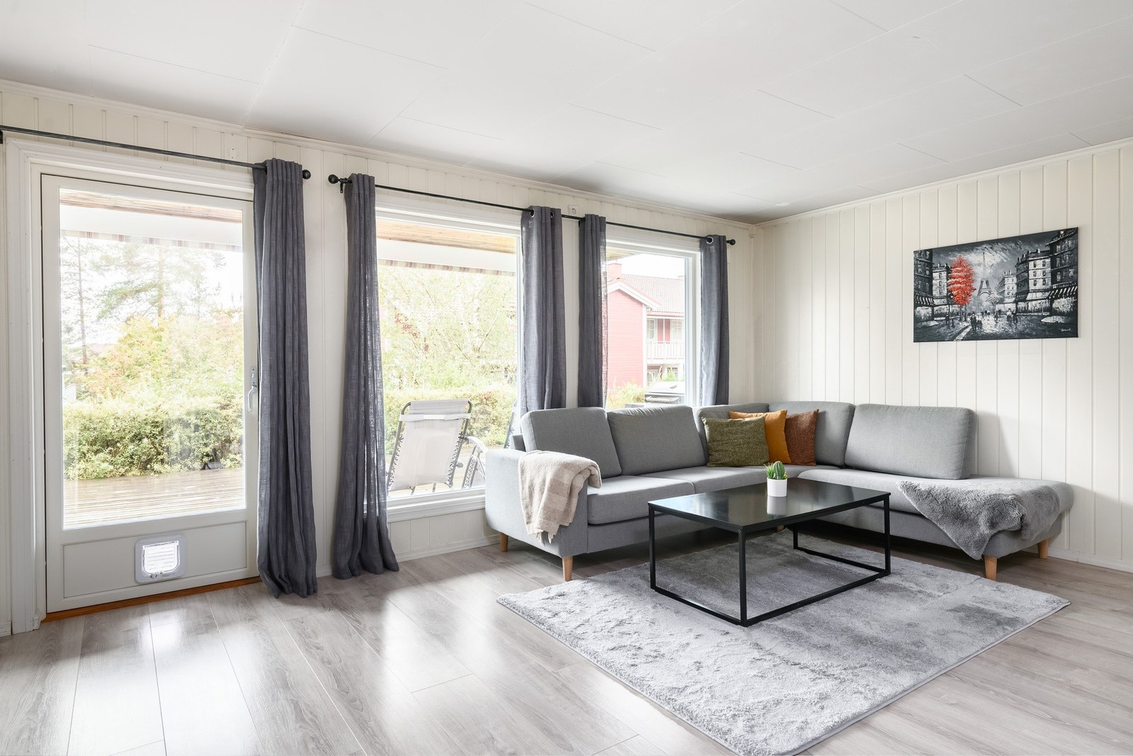 Her er det fin plass til sofagruppe, lenestol og tv-/mediastasjon. Galleribilde