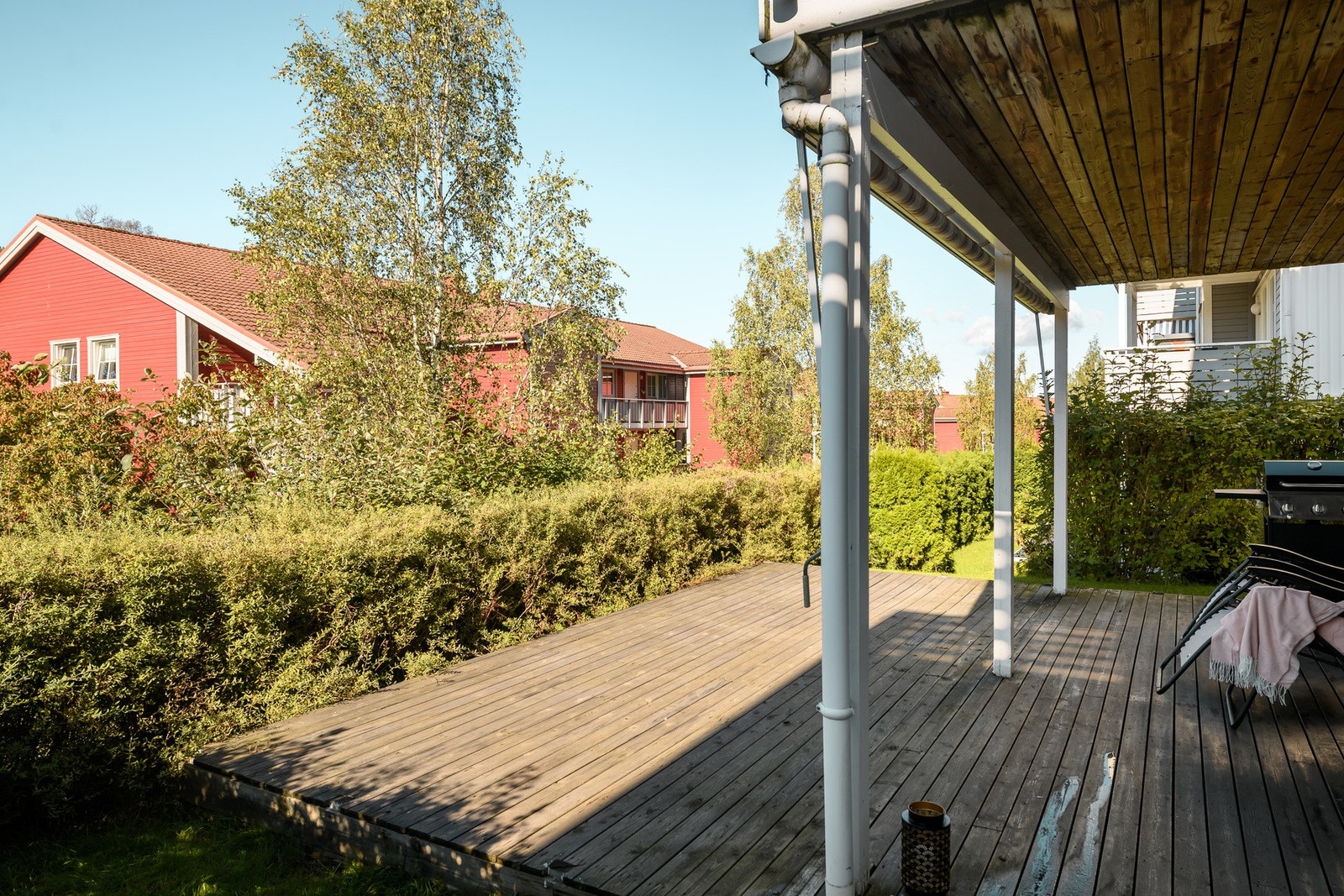 Terrassen har dekke i tre, bred markise, utestikk og stemningsfull utebelysning. Galleribilde