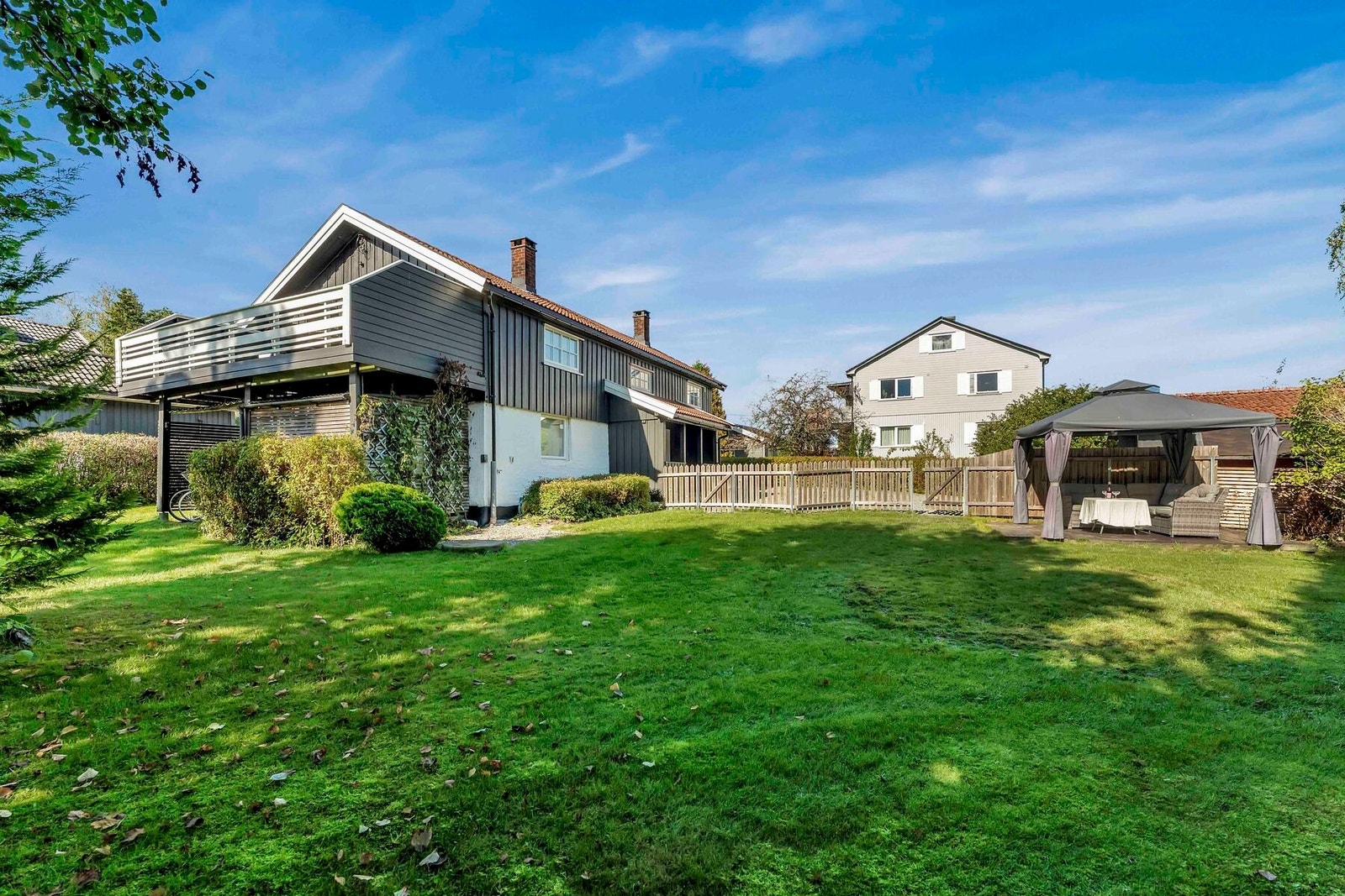 Stor gressplan og hage for familien som ligger helt skjermet innerst i blindvei Galleribilde