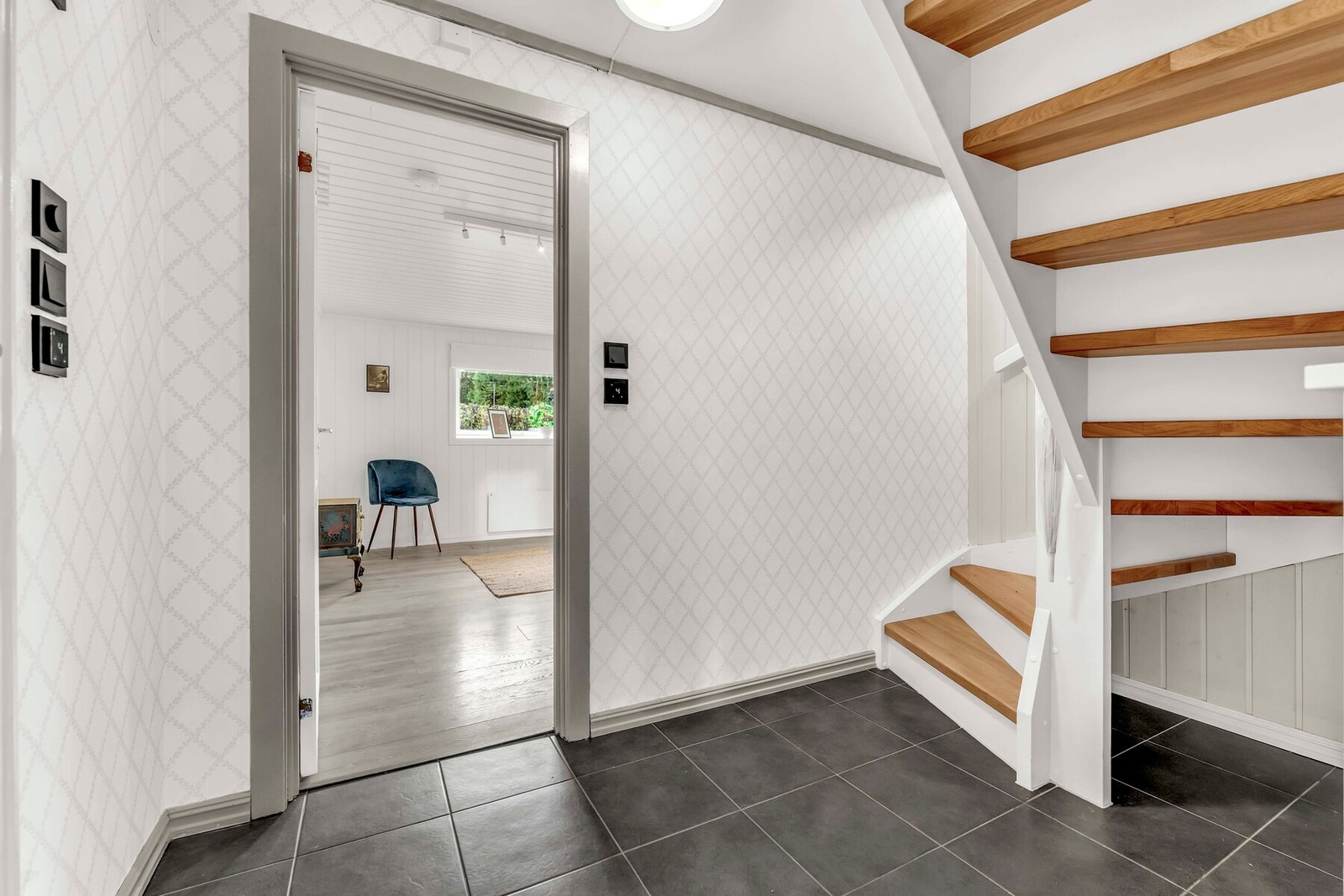 Boligen har to innganger nede. Den ene entrèen er romslig og med lyse fargetoner Galleribilde