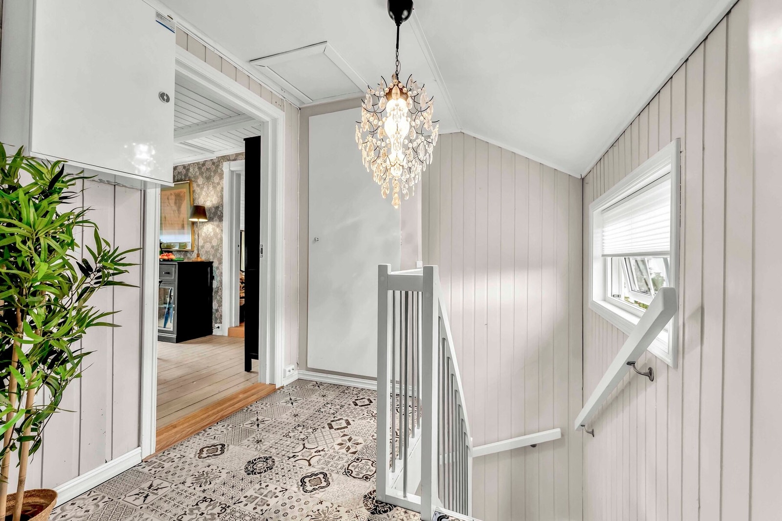 Lyst og moderne hall hvor trappen tar deg ned til underetasjen. Galleribilde