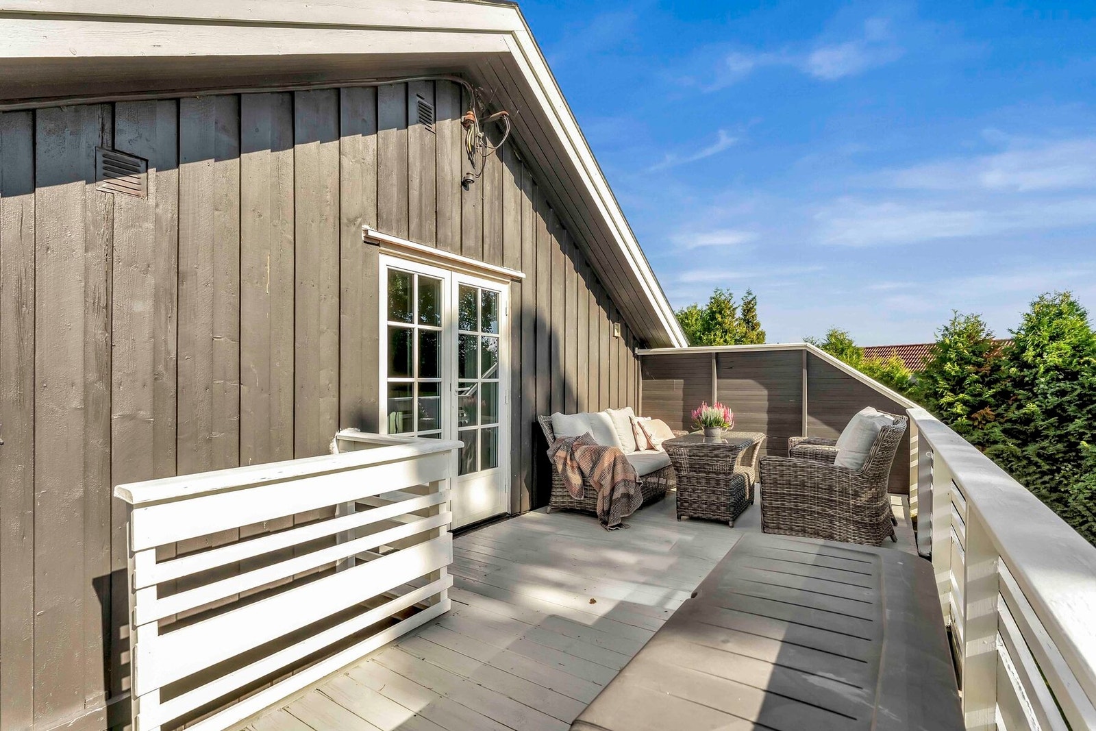 Solrik terrasse med romslig utforming Galleribilde