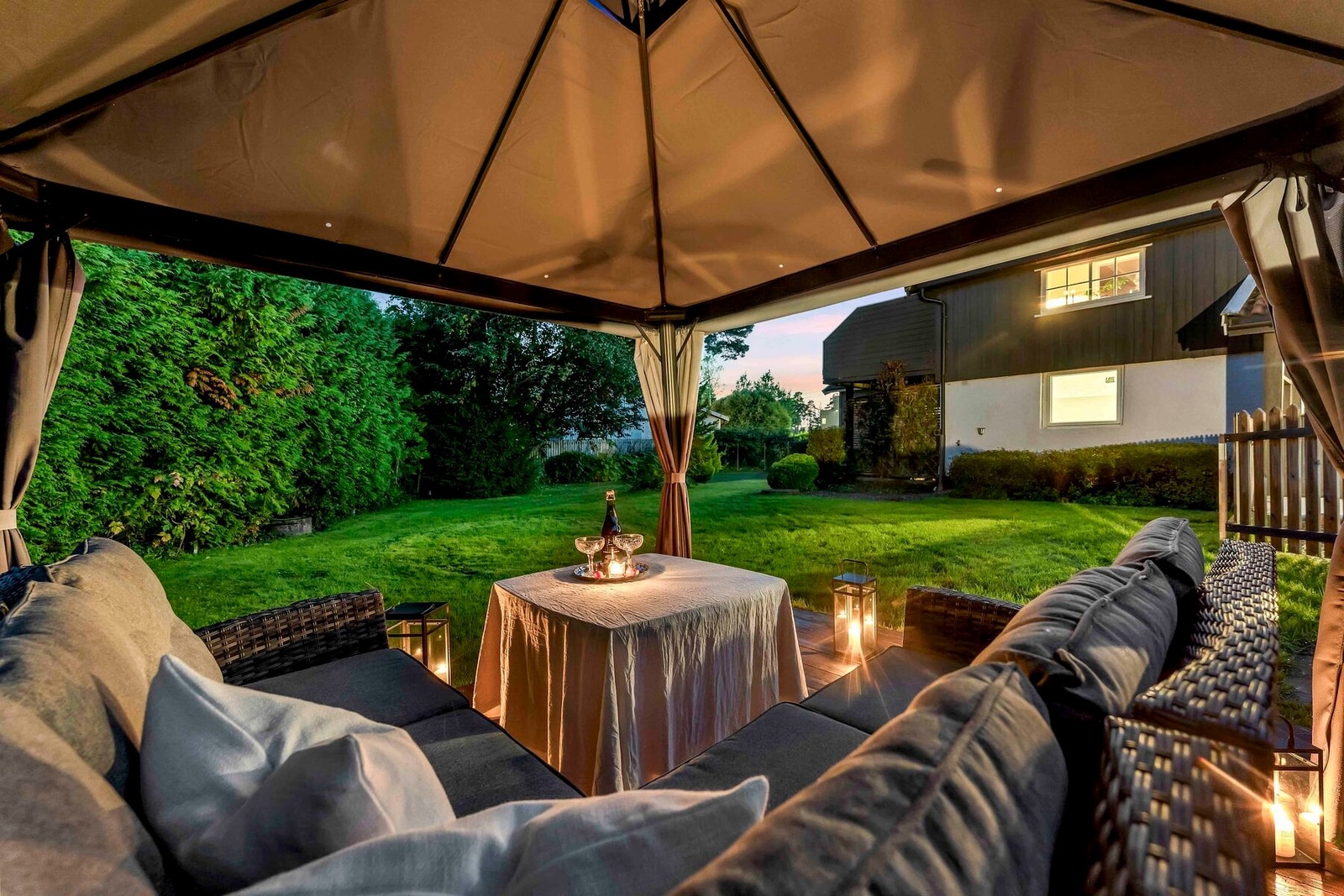 Herlig uteplass med paviljong Galleribilde