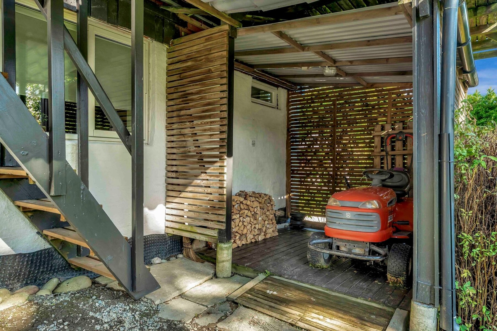 Under terrassen har man lagringsplass og egen trapp opp til terrassen fra hagen Galleribilde