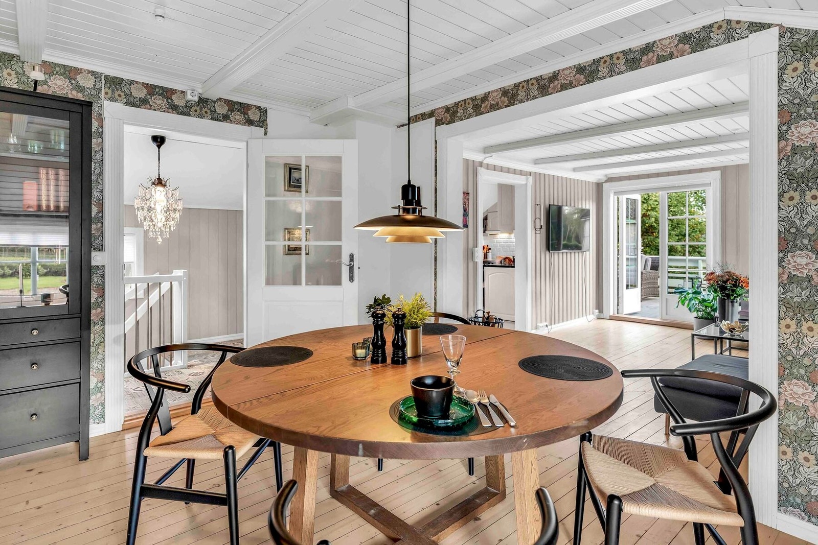 Fra stuen har man lett tilgang til både dagligstuen og kjøkkenet Galleribilde