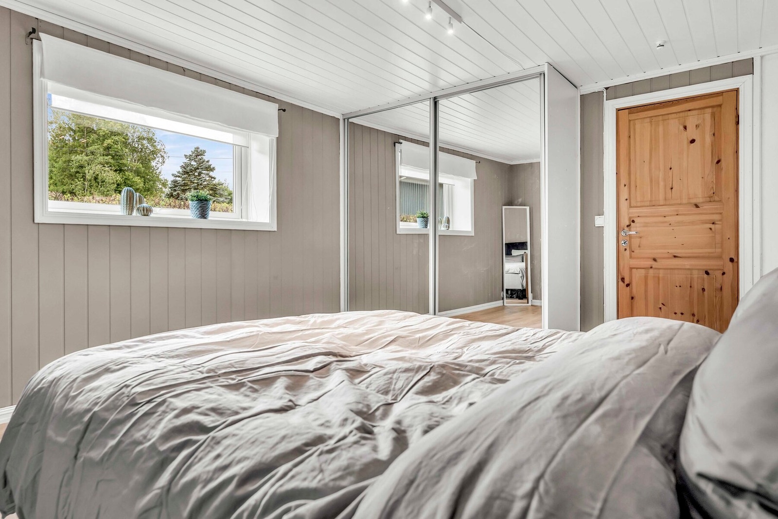 Skyvedørsgarderobe på soverommet Galleribilde