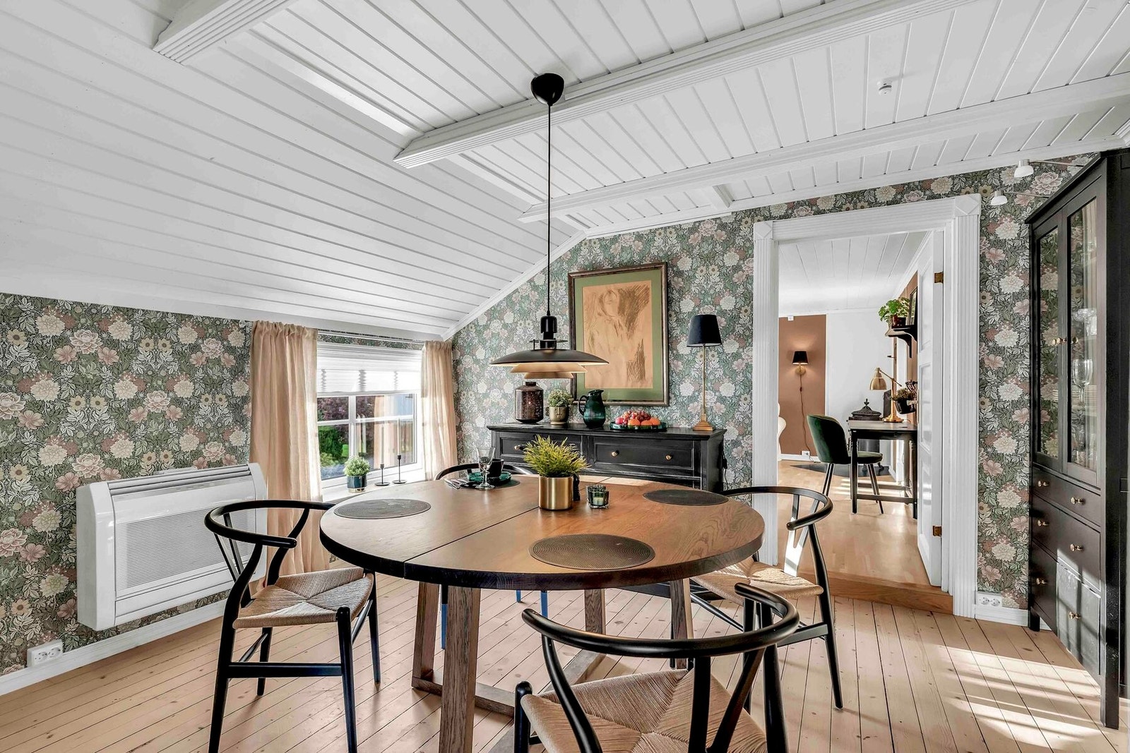 God plass for et langbord Galleribilde