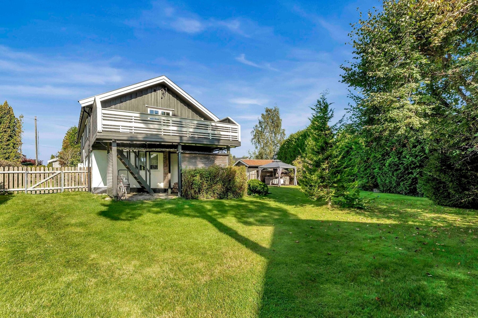 Skjermet beliggenhet i blindvei og omkranset av hekk. Inngjerdet tomt Galleribilde