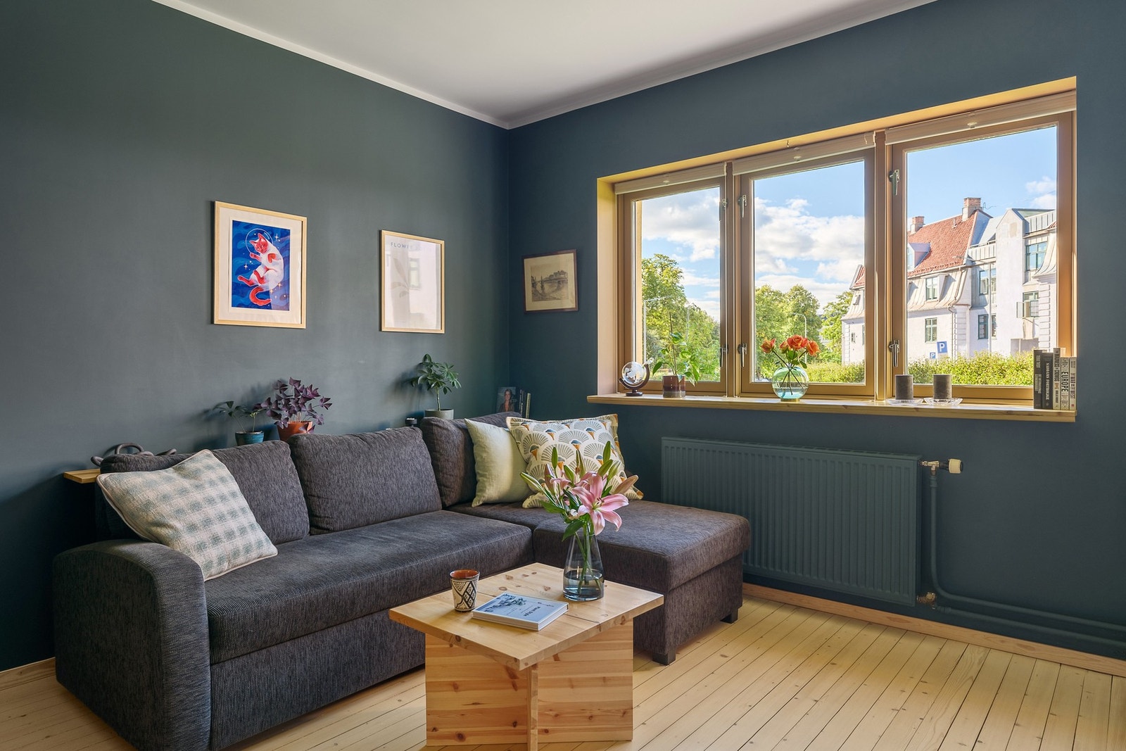 Leiligheten er malt i delikate tidsriktige farger. Galleribilde