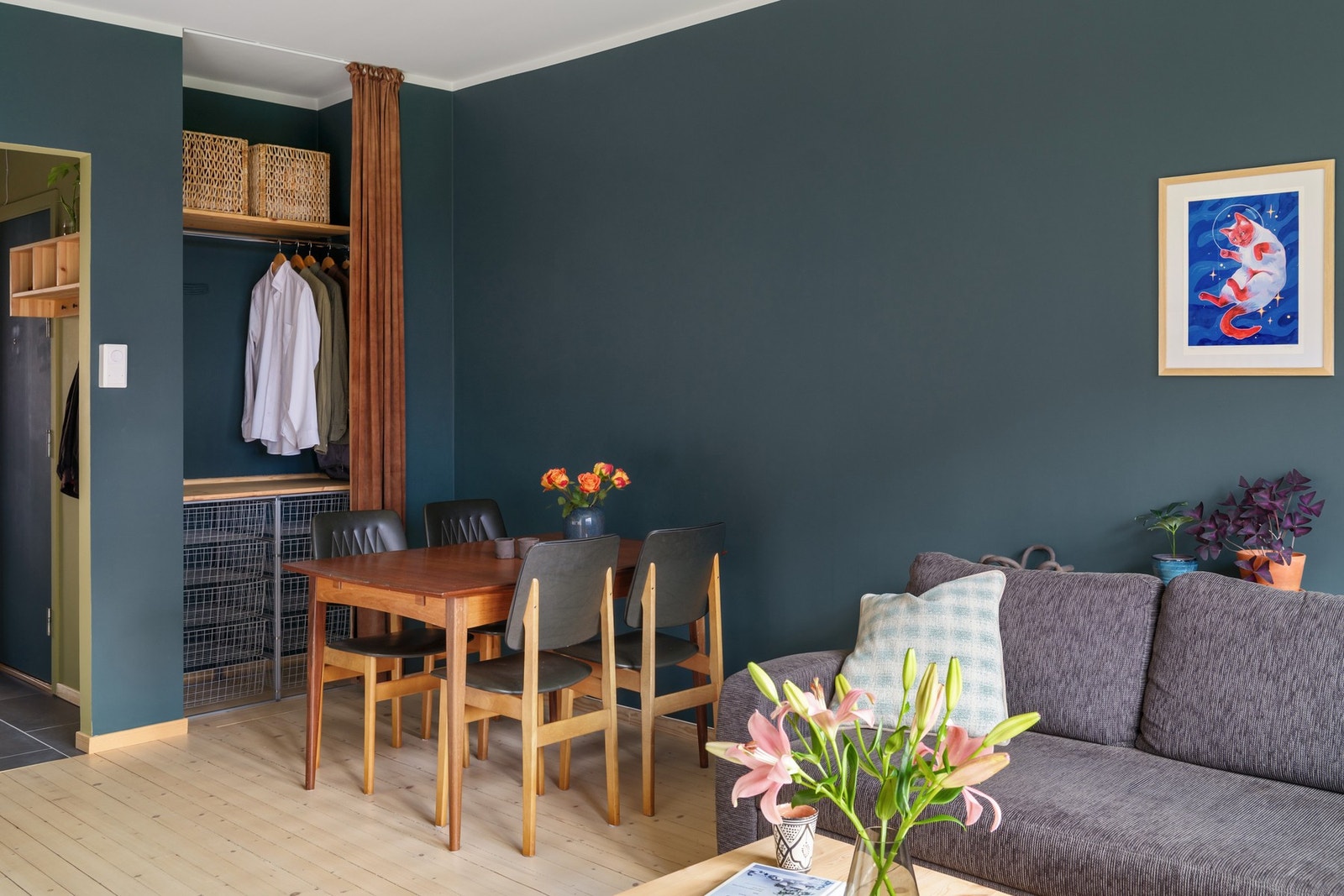 Stue med god plass til både sofa og spisebord. Galleribilde