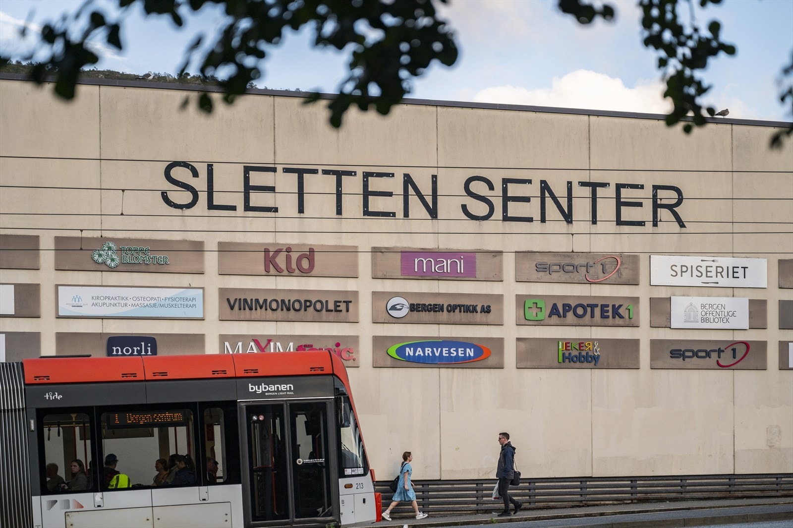 - Sletten senter tilbyr et større utvalg butikker som apotek, Vinmonopol og spisesteder - Galleribilde