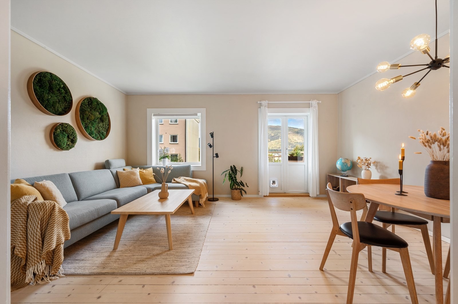 - En trivelig og romslig stue på 20,5 m² med god plass til både sofagruppe og spisebord - Galleribilde