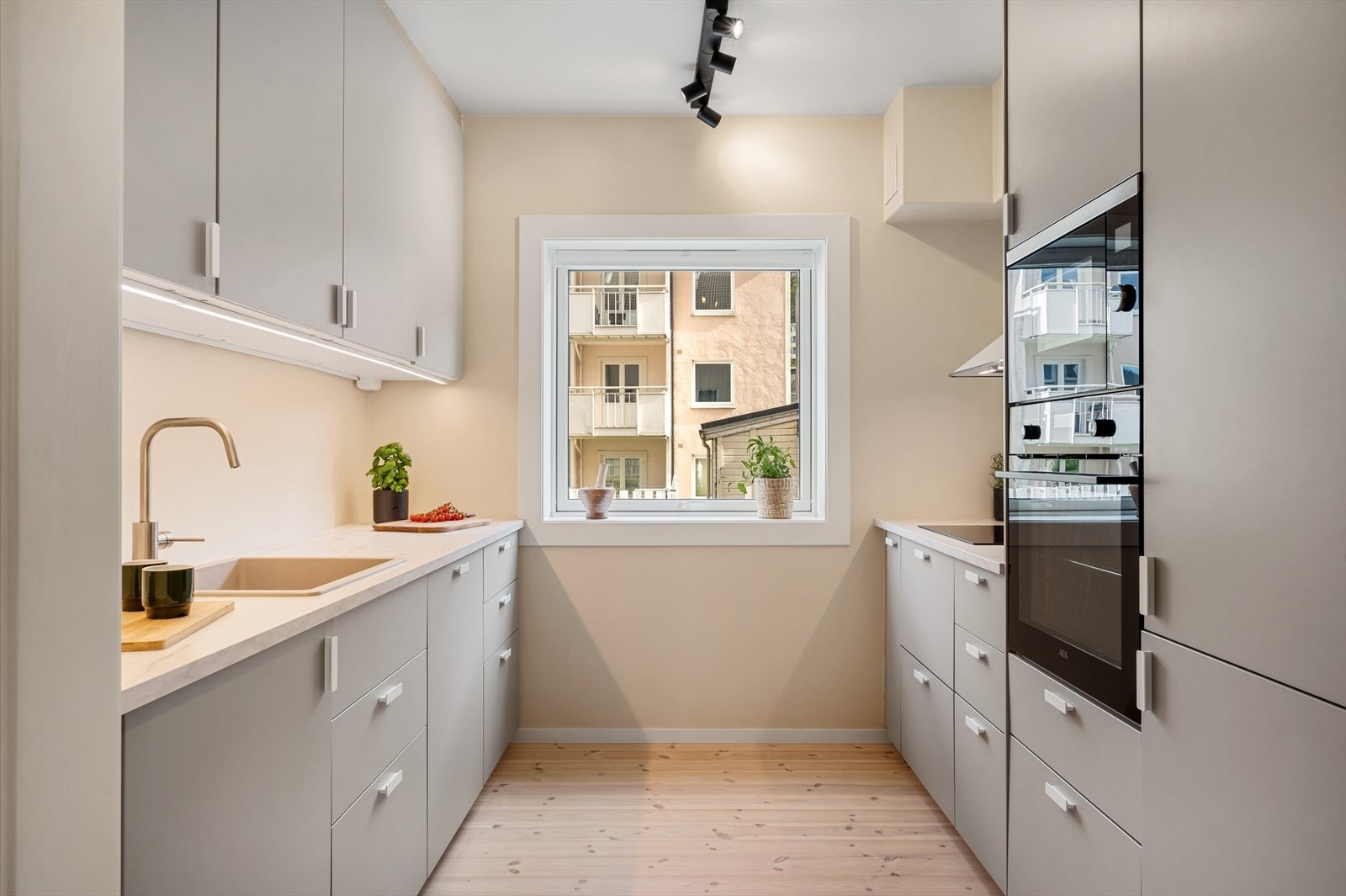 - Stilren kjøkkeninnredning fra IKEA med slette fronter og benkeplate i laminat (2023) - Galleribilde