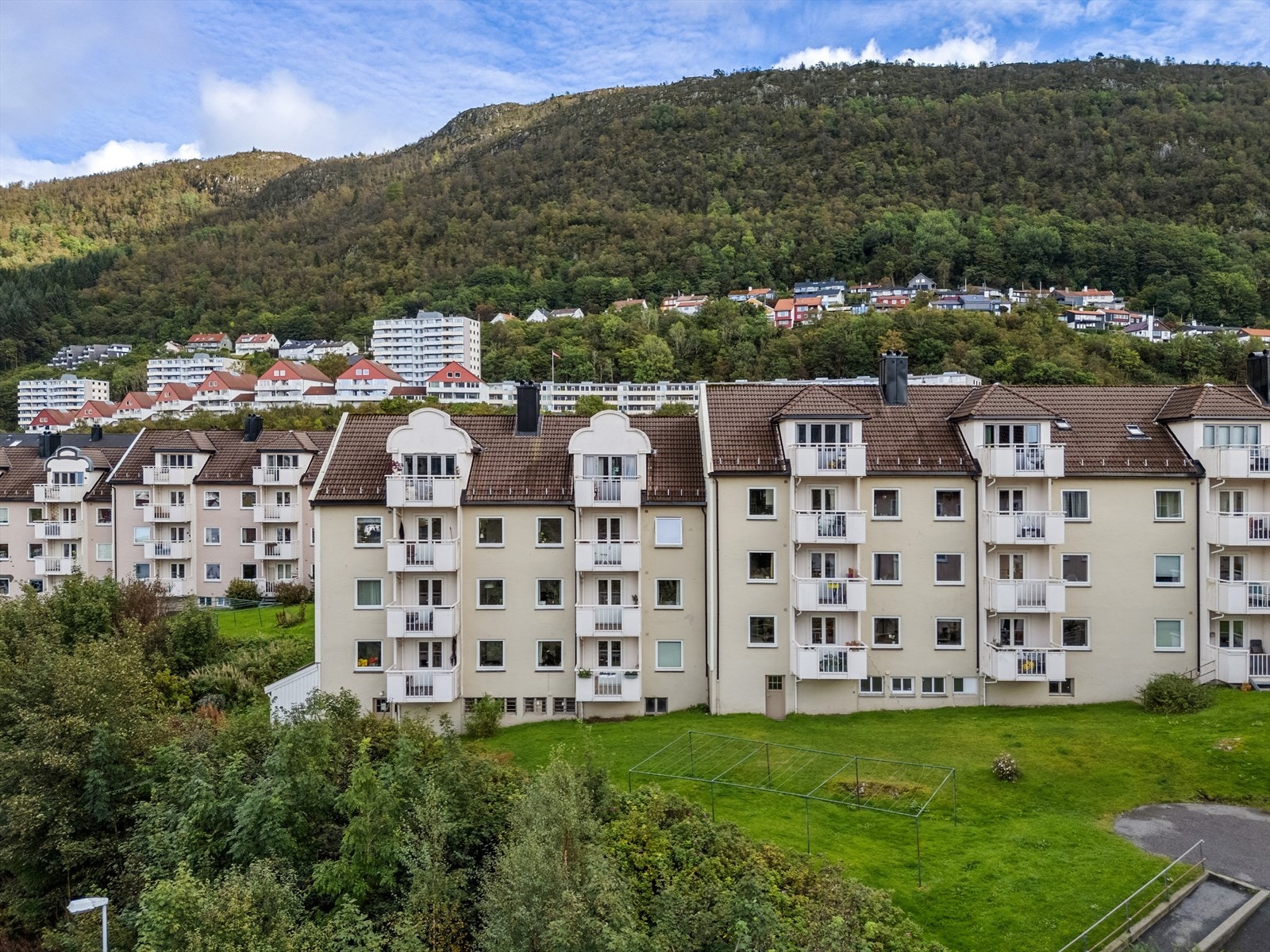- Leiligheten ligger usjenert til i en høye første etasje, med god avstand mellom balkongen - Galleribilde