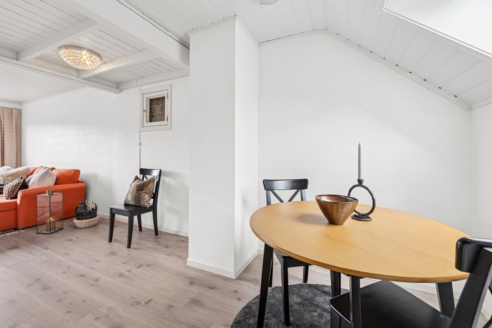 Spiseplassen gir god plass til spisebord - Et rundt bord vil være et smart valg som både utnytter arealet effektivt og skaper en lun og sosial sone Galleribilde