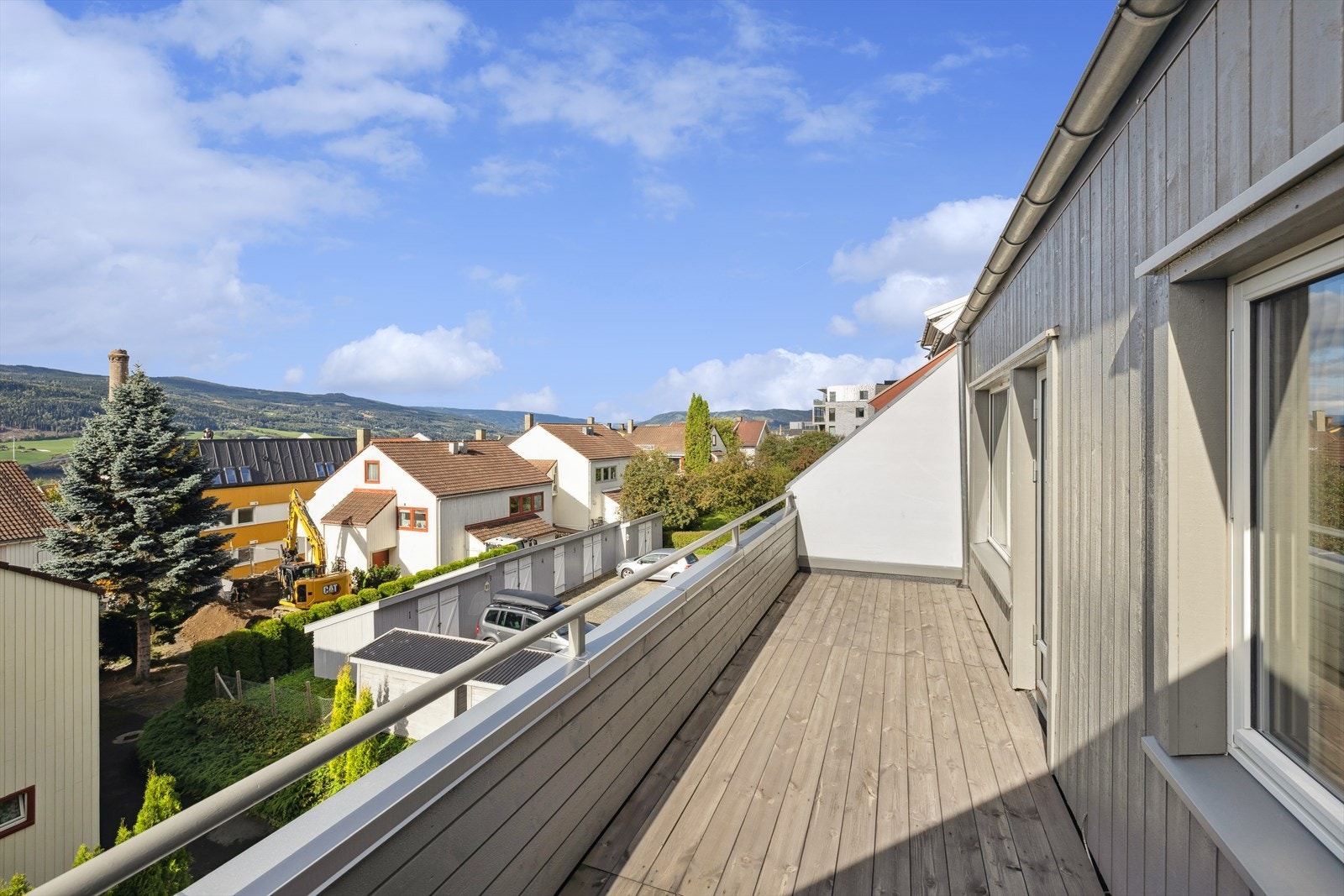 Stor vestvendt balkong med gode sol- og utsiktsforhold! Galleribilde