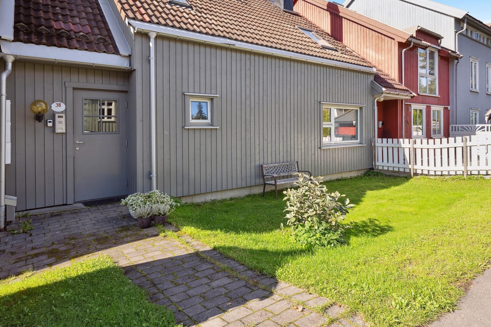 Det er adkomst via felles inngangsparti og trappegang - Like ved inngangspartiet finner du en fin felles hageflekk Galleribilde