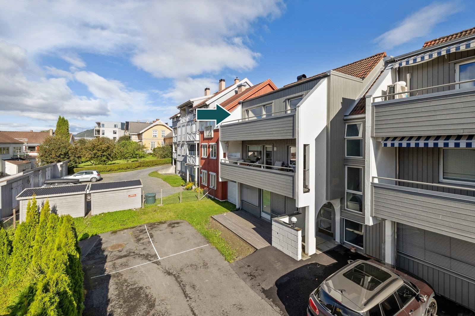 Leiligheten ligger i 2. etasje og har utgang fra stuen til en solrik vestvendt balkong med fint utsikt over nærområdene Galleribilde