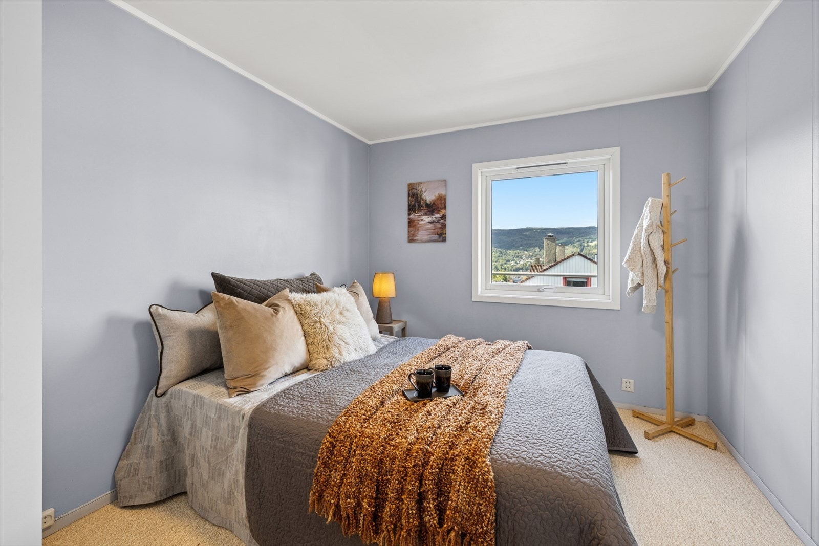 Soverommet er malt i en behagelig og lun blåtone som skaper en avslappende atmosfære - Rommet har god størrelse og gir enkelt plass til dobbeltseng Galleribilde