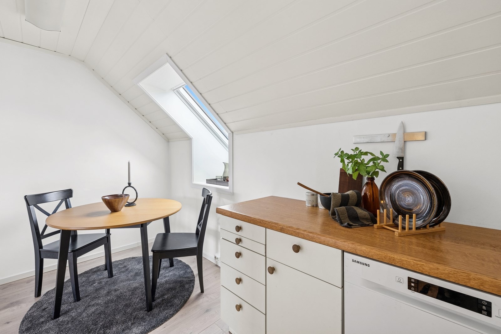 Kjøkkenet har plass til oppvaskmaskin (medfølger) og komfyr med ventilator over Galleribilde