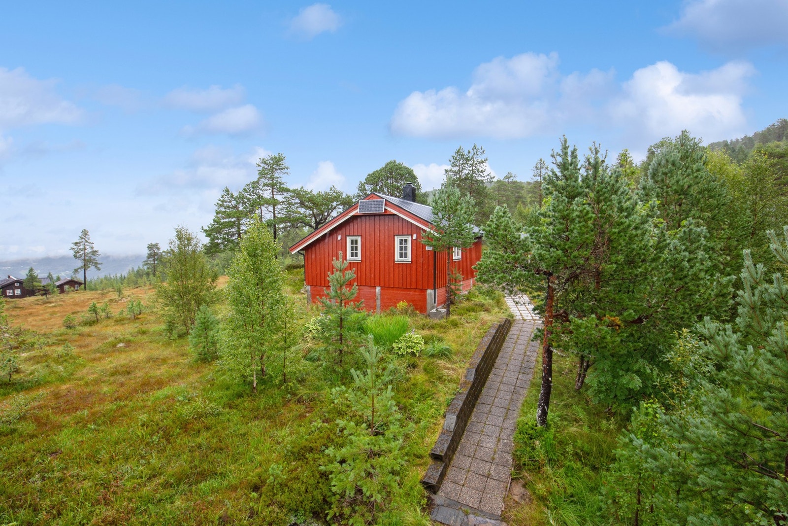 Hytta ligger i et populært hytteområde på Skeisnebba hyttefelt. Galleribilde