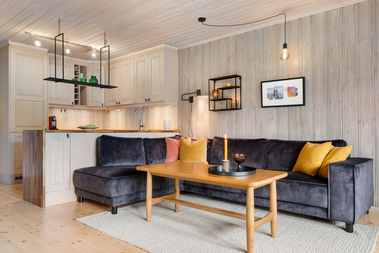 Heltre vegger, himling og gulv, i lyse og lune toner. Galleribilde