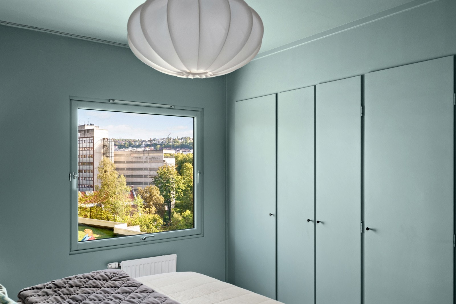 Soverom med originale plassbygde skap med god lagringsplass Galleribilde
