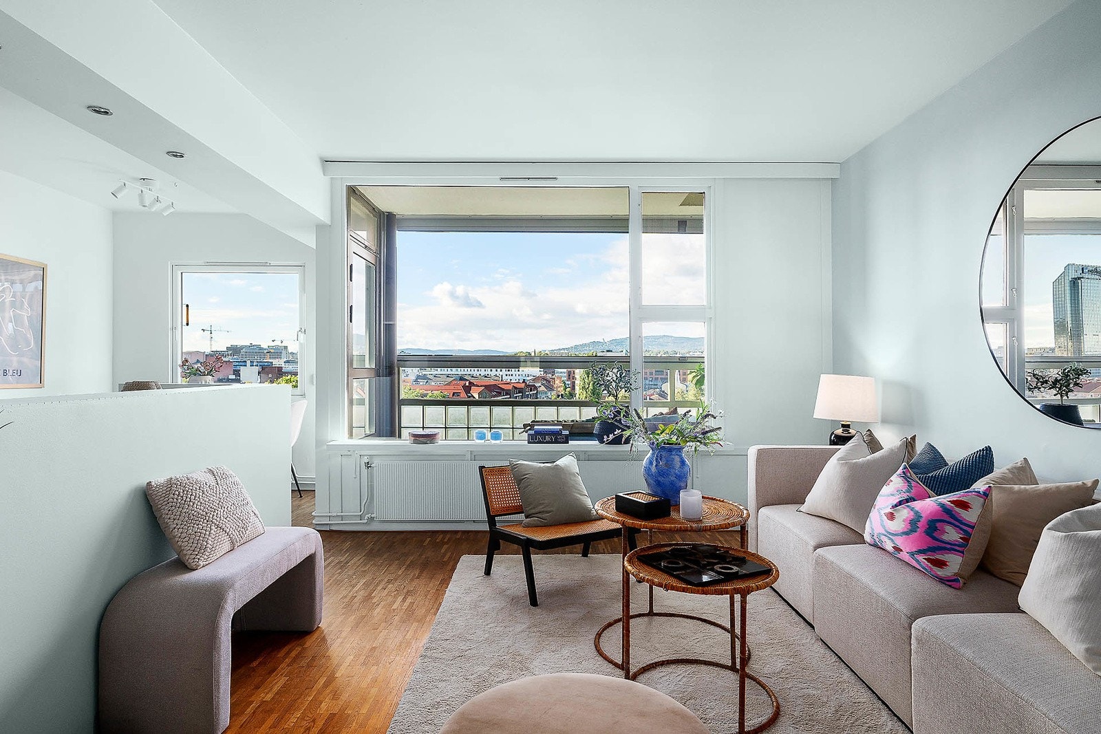 Stue med god plass til sofagruppe Galleribilde