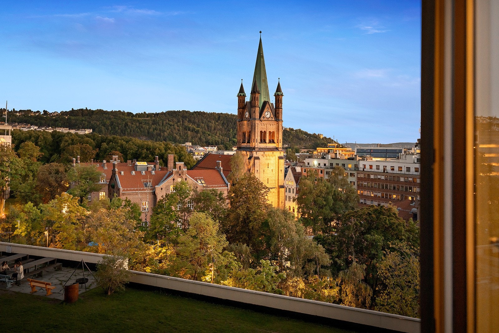 Nydelig utsikt fra begge soverom mot Ekeberg og vakre Grønland kirke. Galleribilde