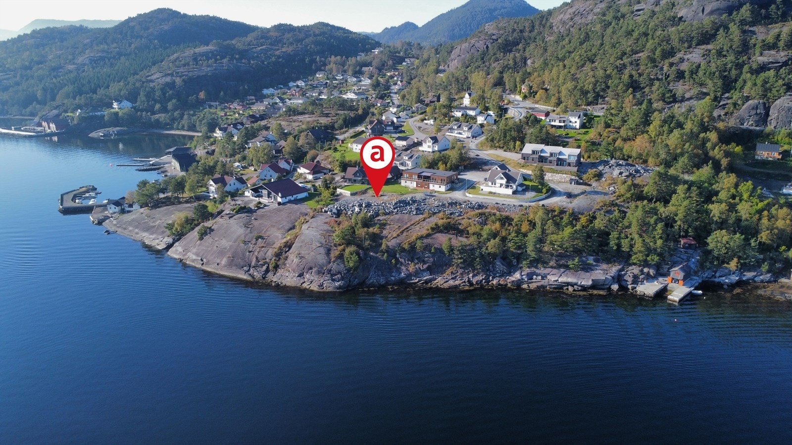 Tomten befinner seg fantatstisk til på Porsvikneset, like imellom Kvitesanden og Porsvika. Galleribilde