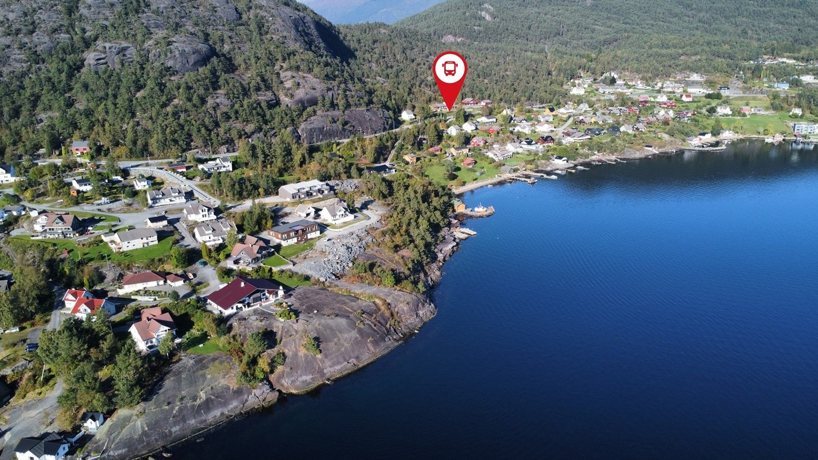 Nærmeste kollektivtransport, Eikeberget Porsvik, er ca. en 10 minutters gange unna. Her i fra kan du ta rute nummer 760 og 791. Galleribilde