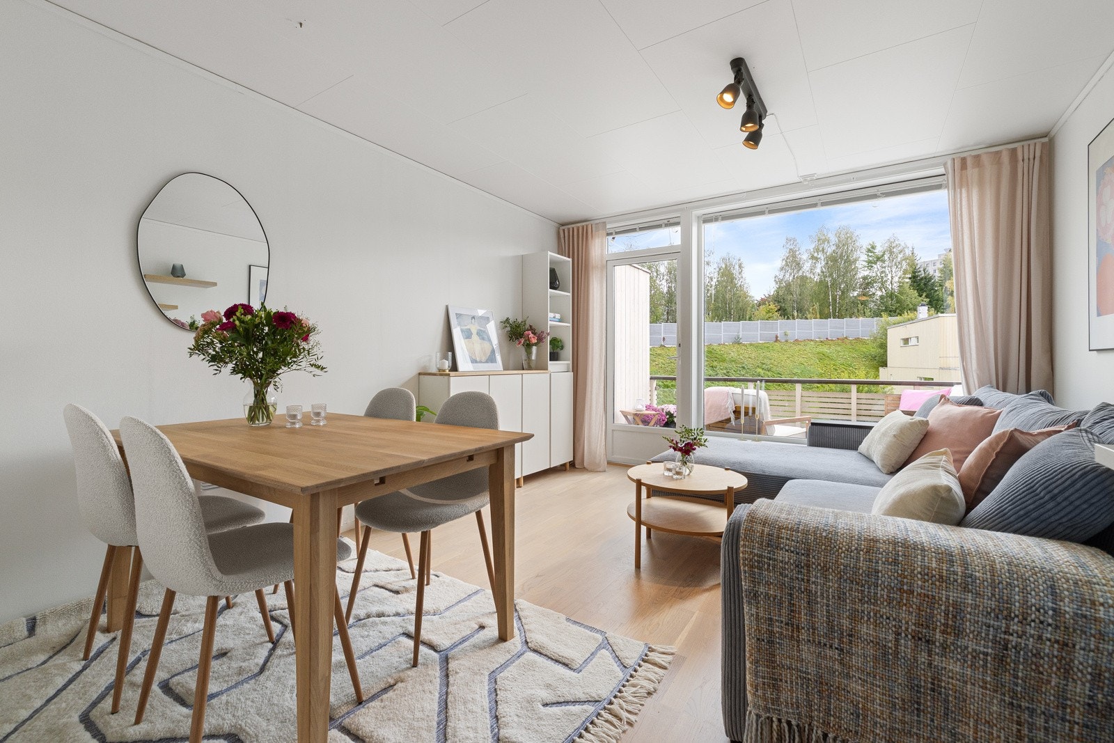Det er i tillegg god plass til spisebord, perfekt for å samle familie og venner til hyggelige måltider. Galleribilde