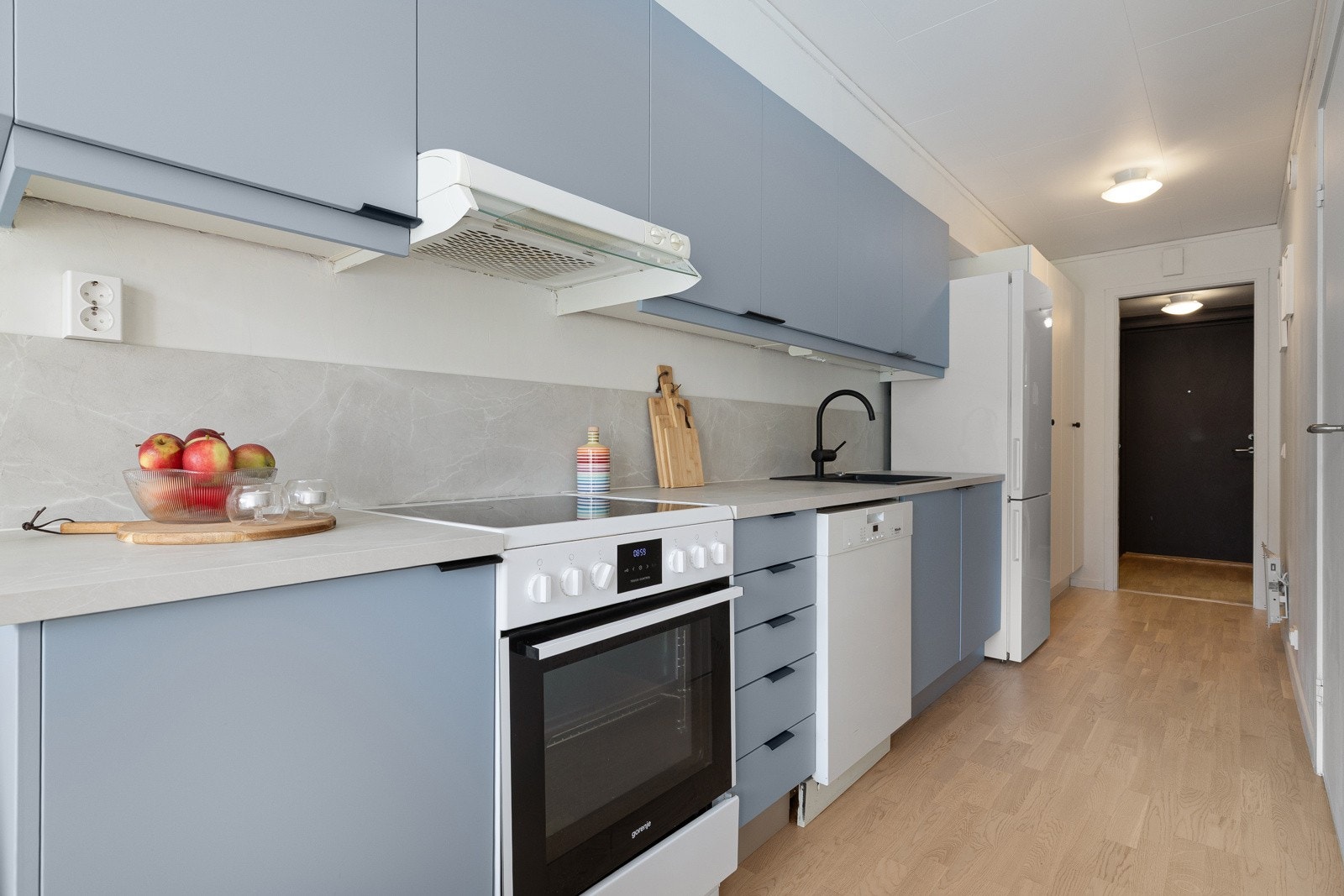 Kjøkkenet har glatte fronter og laminert benkeplate med nedfelt vask. Galleribilde