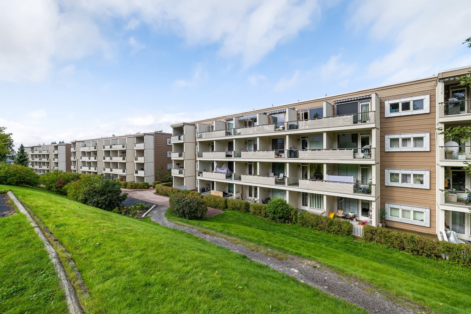 Boligen har en tilbaketrukket beliggenhet i rolige og idylliske omgivelser på Haugerud - et attraktivt boligområde mellom Østmarka og Oslo sentrum. Galleribilde