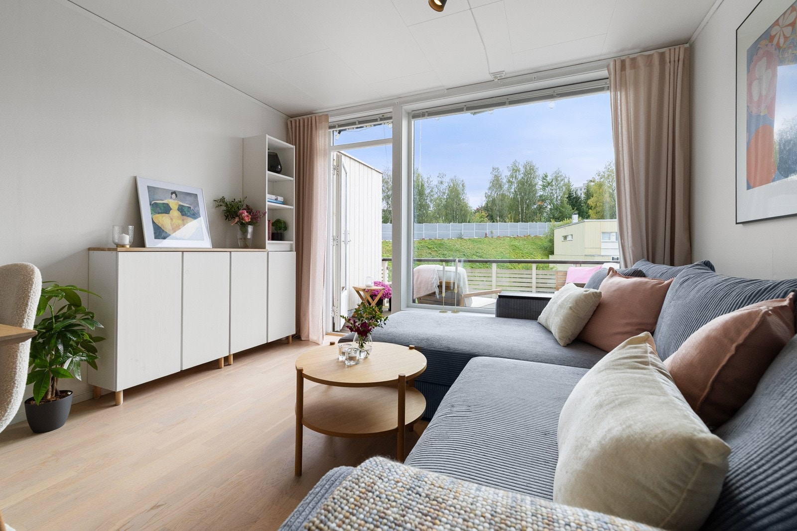 Stuen er stor og romslig, med store vindusflater som gir rikelig tilgang på naturlig lys. Det er montert markiser. Galleribilde