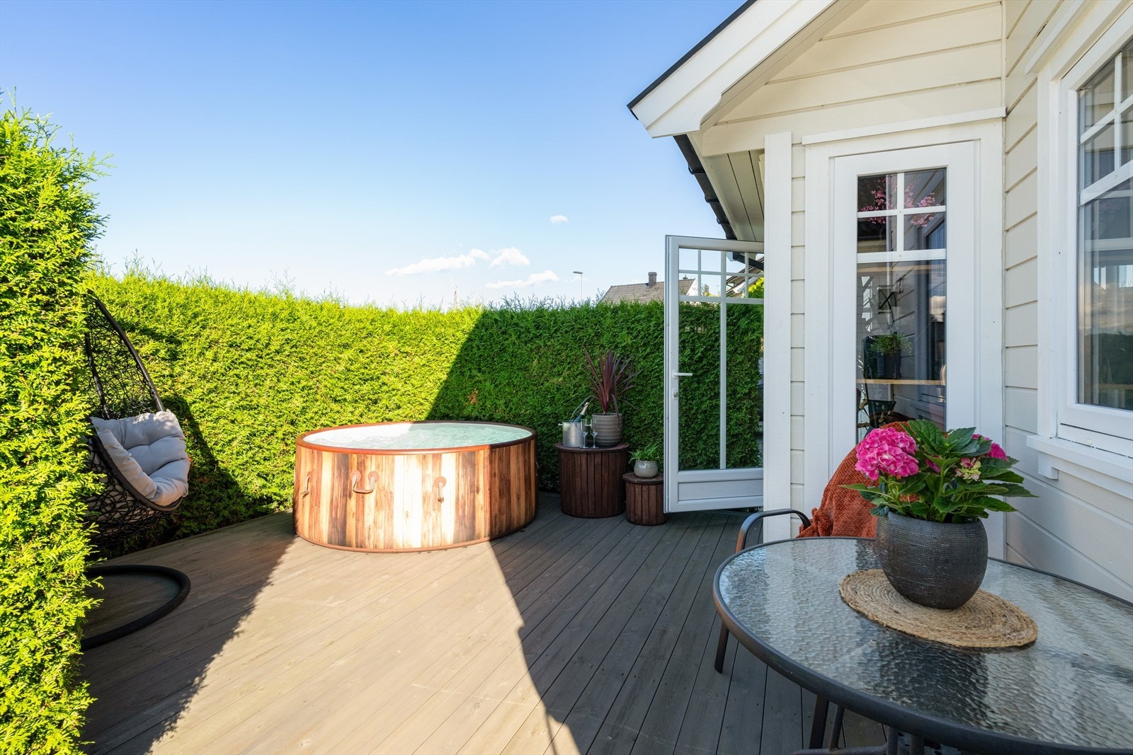 Terrassen har god størrelse og ligger skjermet til med hekk rundt. Galleribilde