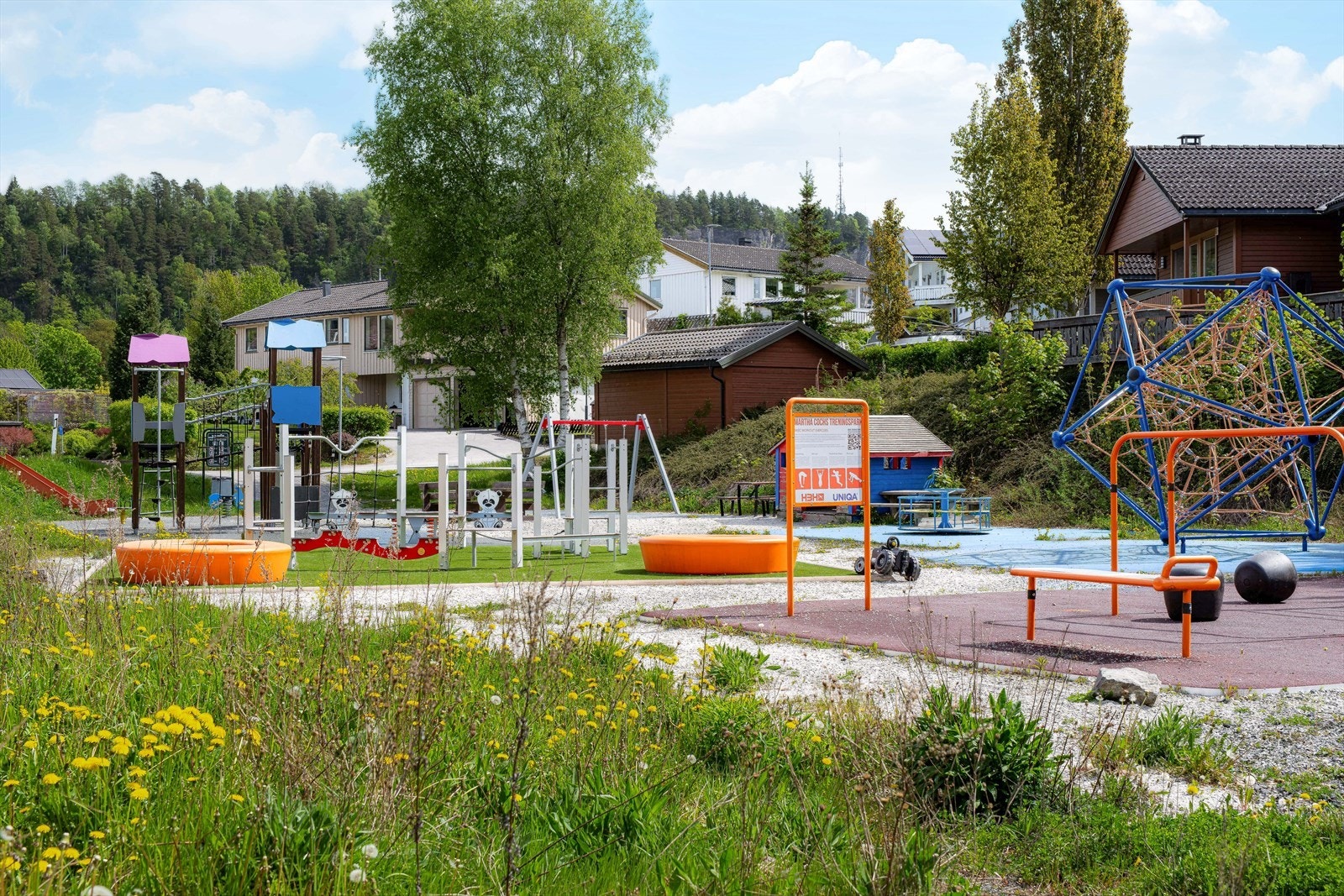 Hyggelig lekeplass i nærområdet til boligen. Galleribilde