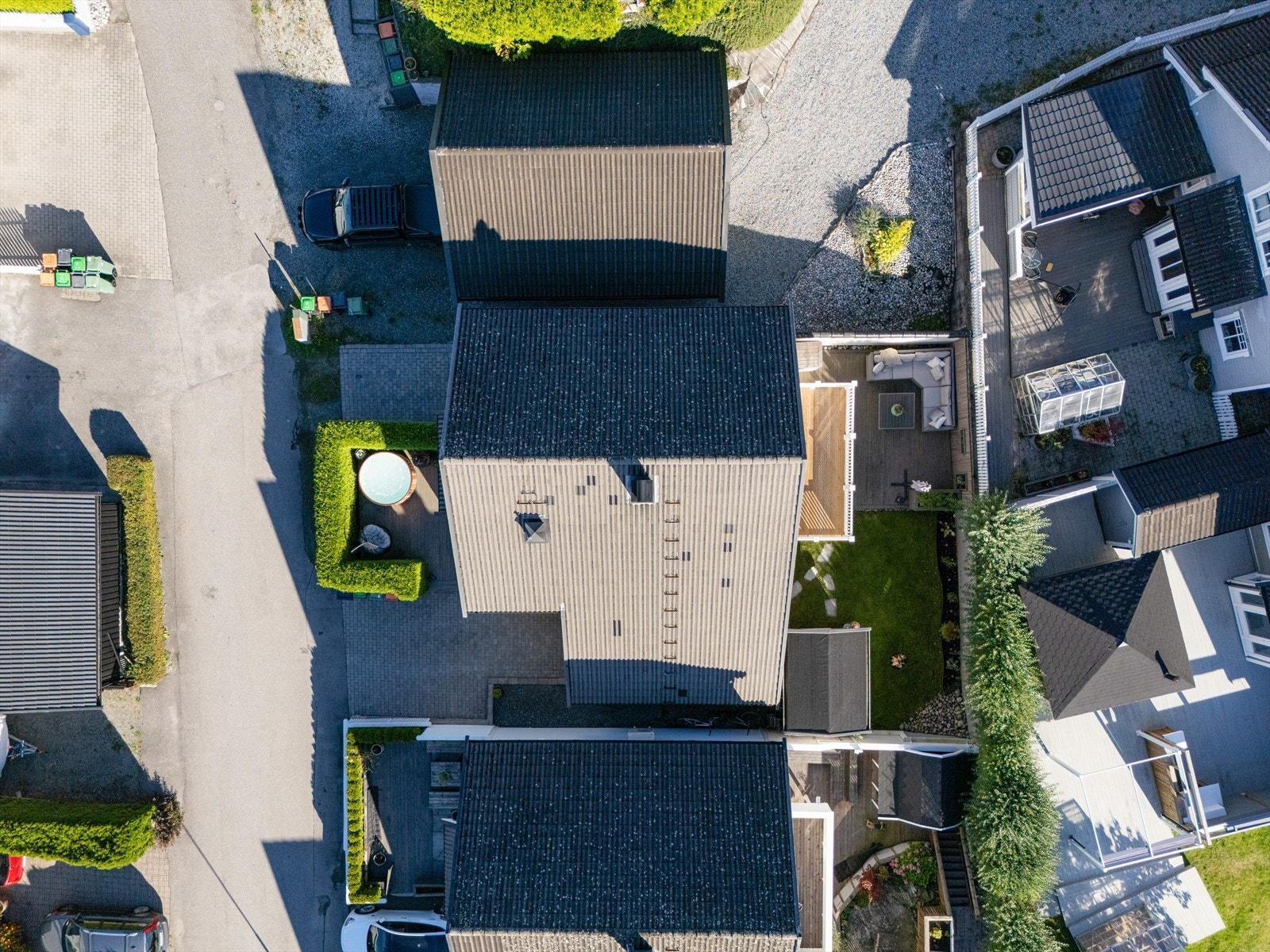 Boligen har flere gode uteplasser og skjermet hagedel som gir fin boltreplass for store og små! Galleribilde